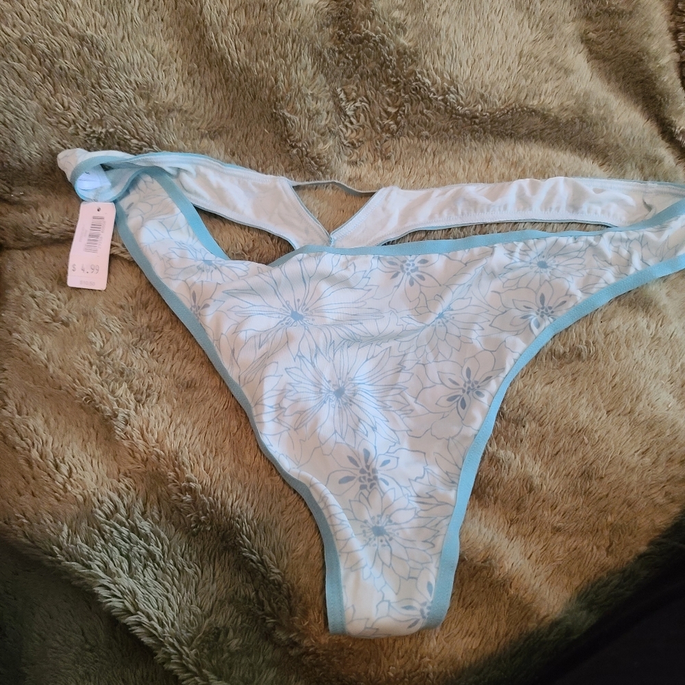 Undies-thongs. - Picture 2 of 7
